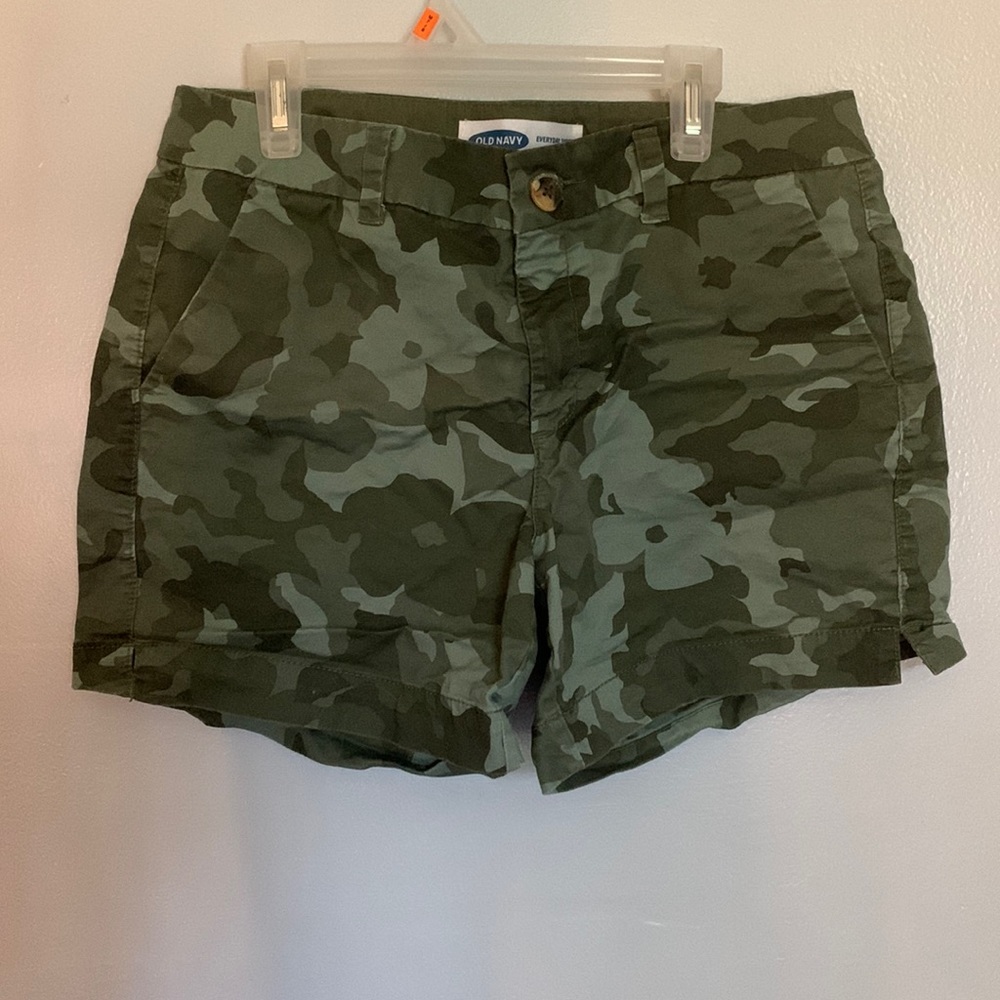 mid-rise everyday camouflage green shorts- M